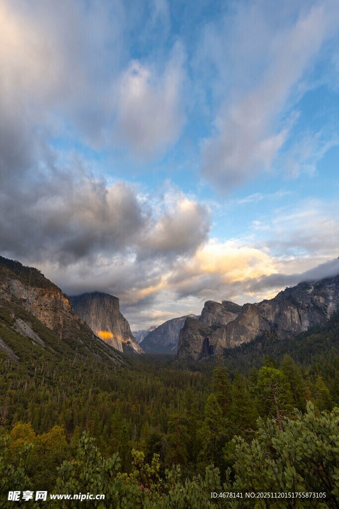 壮丽山谷间的梦幻天空