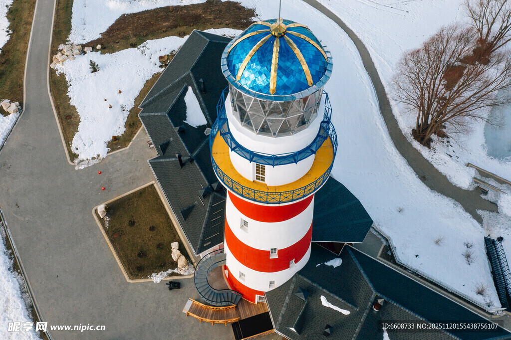 空中俯瞰多彩条纹灯塔