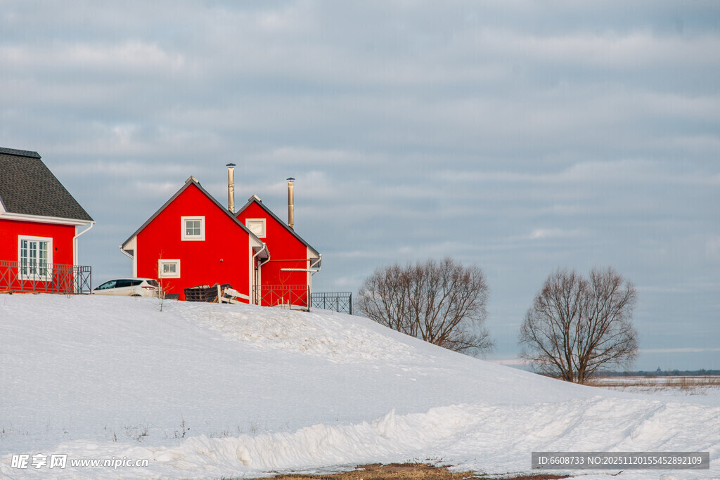 雪地上的红色小屋