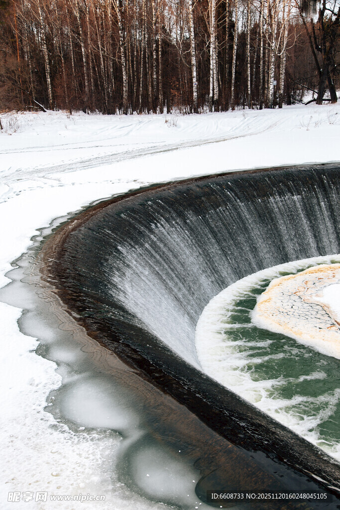冬日雪地中的弧形黑色物体