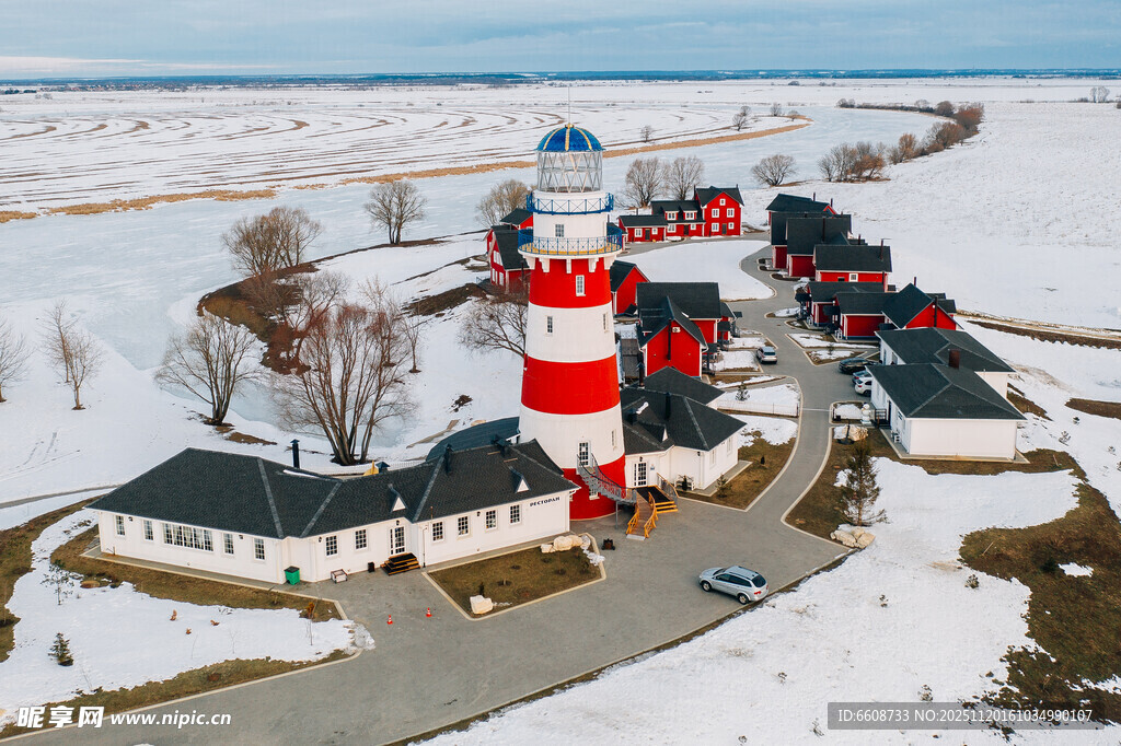冬日雪景中的灯塔建筑群