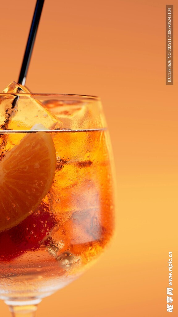 橙片点缀的冰爽鸡尾酒