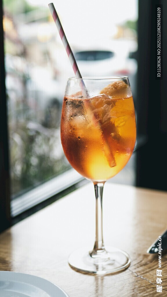 窗边精致的冰饮