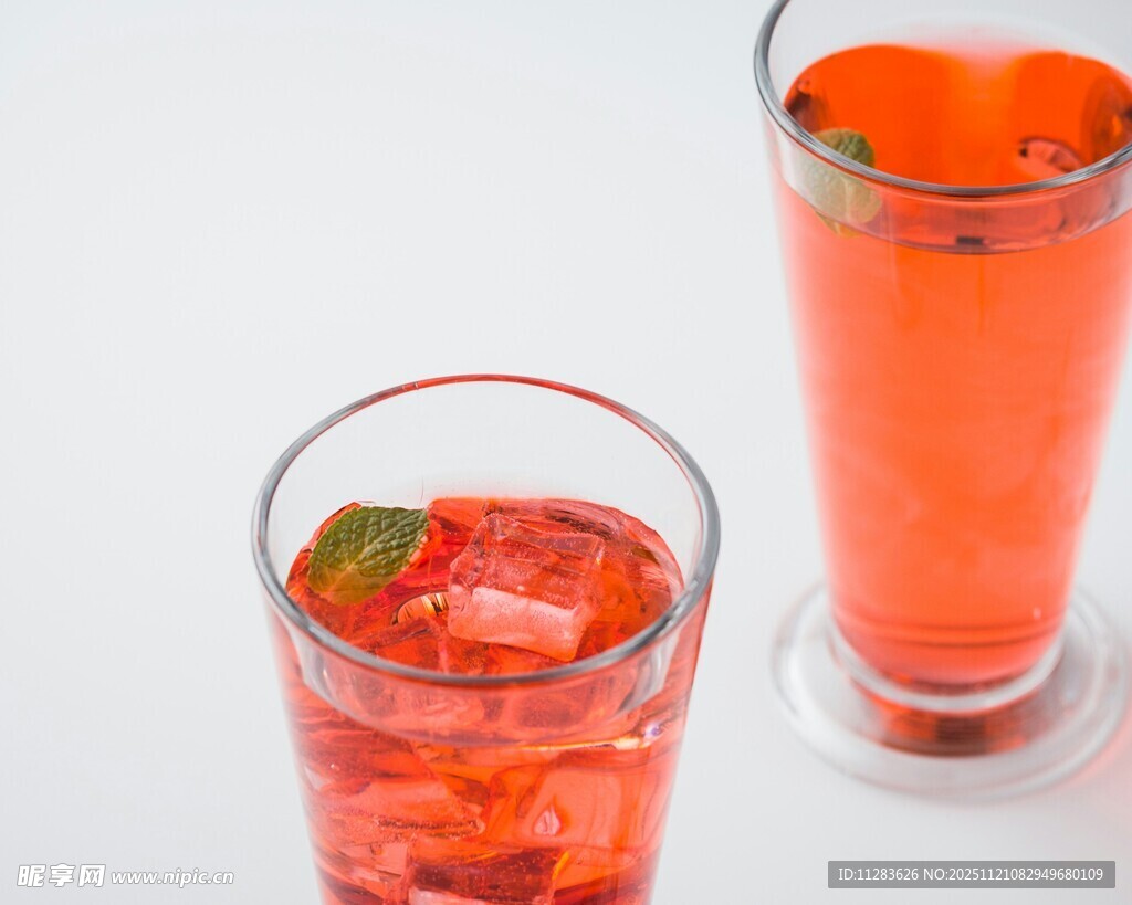 两杯冰爽红色饮品
