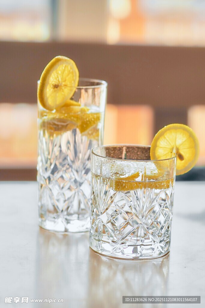 两杯加柠檬片的清凉饮品