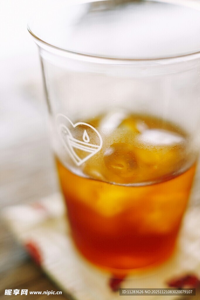 透明玻璃杯中装着琥珀色饮品