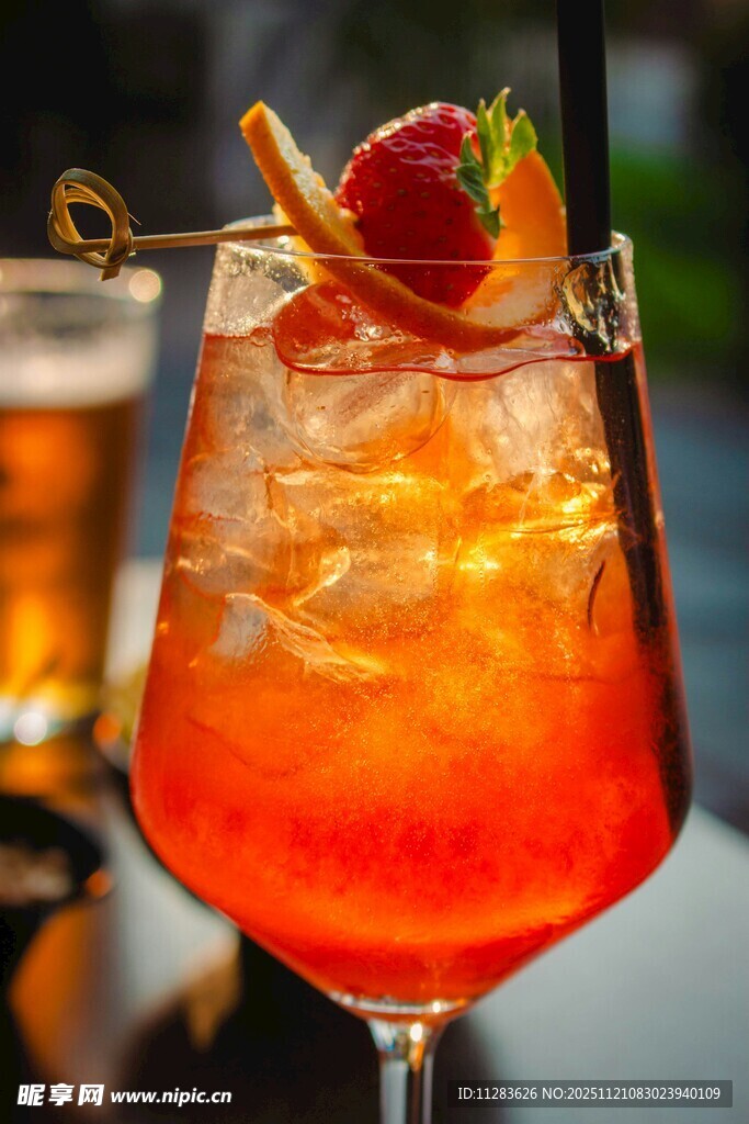 色彩绚丽的美味水果鸡尾酒
