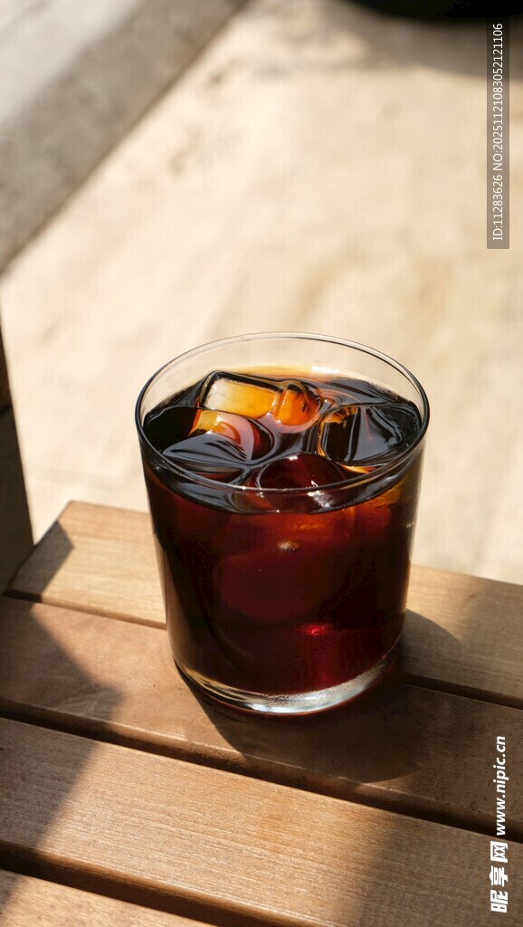 木桌上的一杯特色饮品