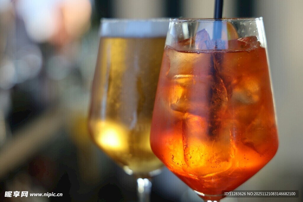 两杯色彩诱人的特色饮品