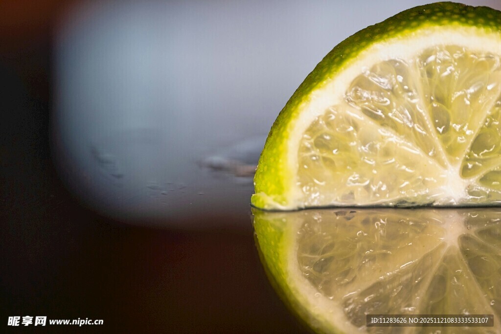 半片柠檬的清新特写