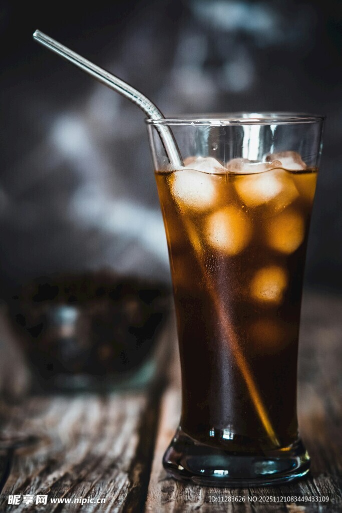 冰爽可乐配吸管