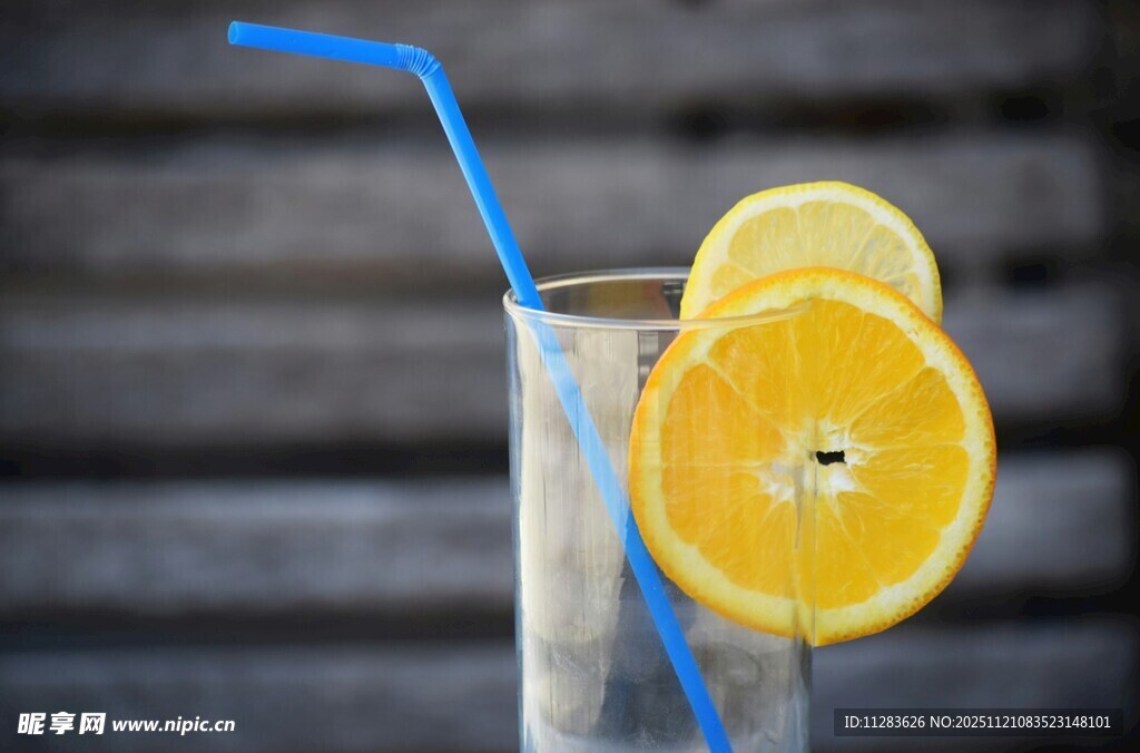 柠檬汽水配吸管清新饮品