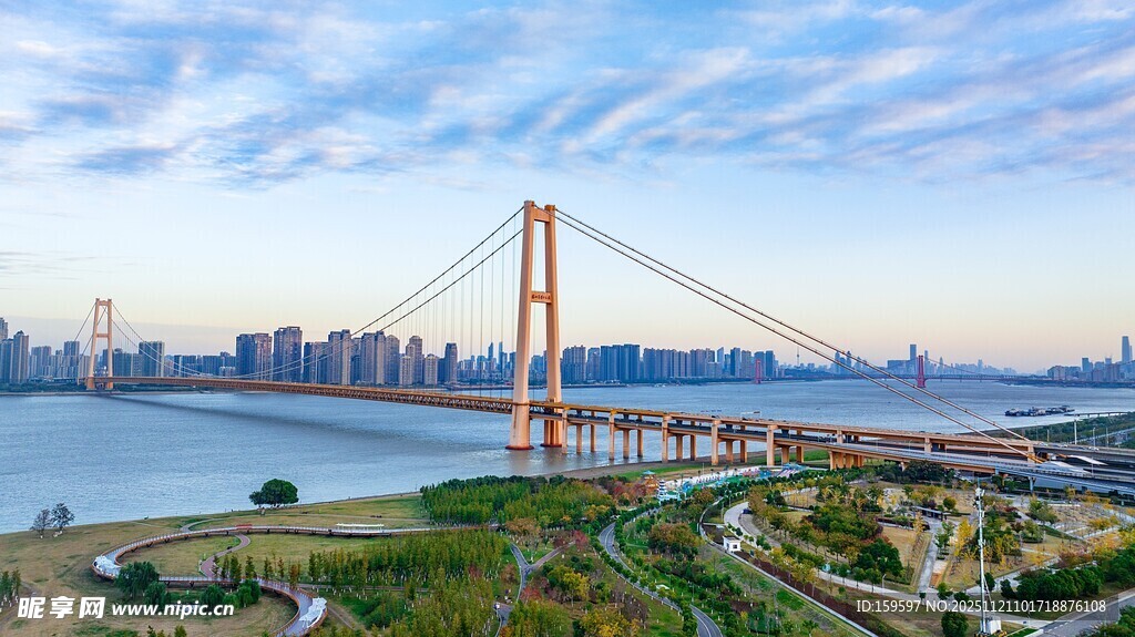 杨泗港长江大桥清晨朝霞天空