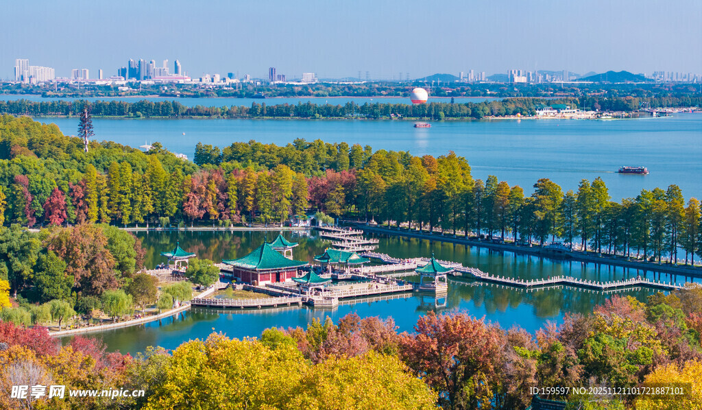 秋日湖畔多彩风光