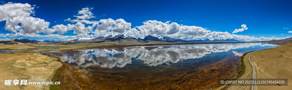 壮丽雪山下的广袤原野