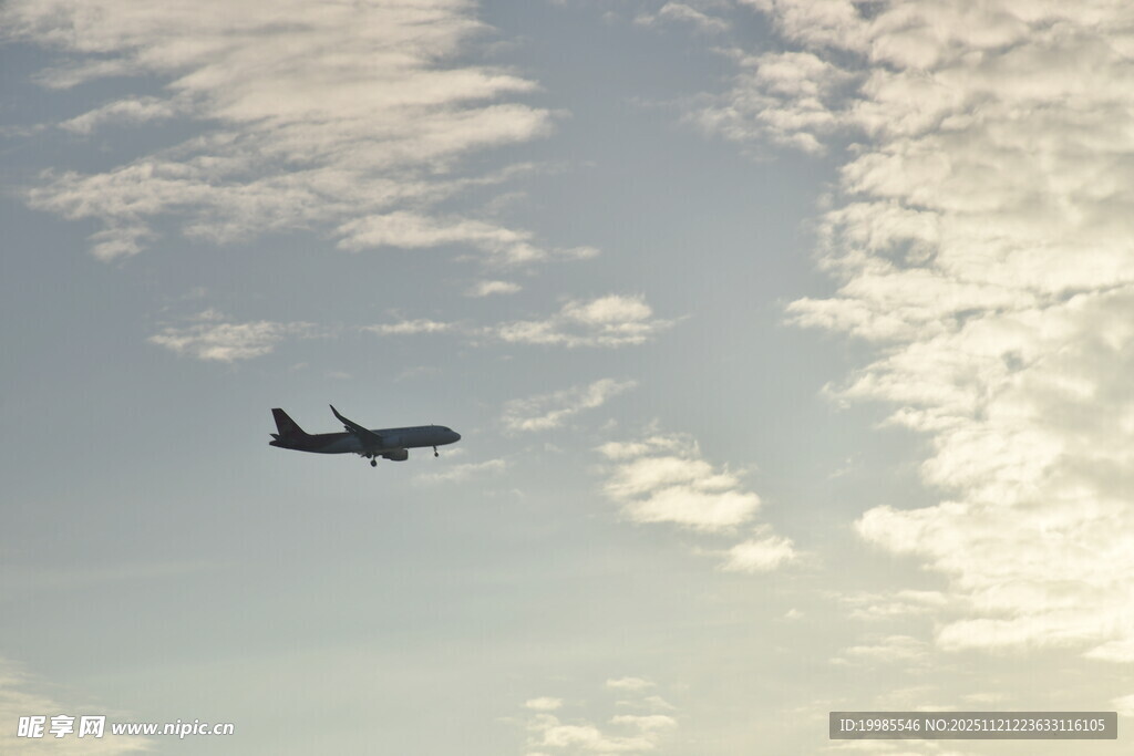 空中飞行的飞机