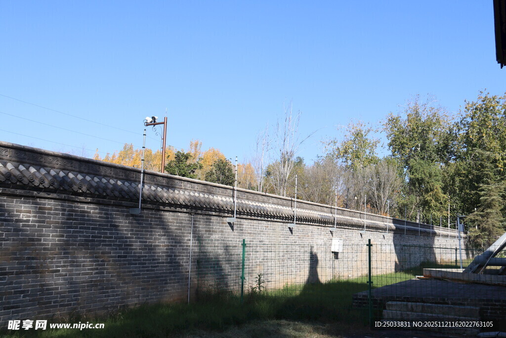 古老城墙与秋日景致