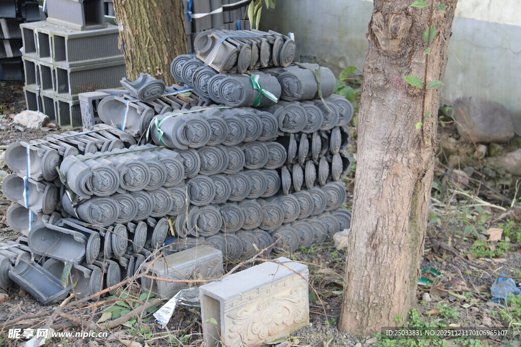户外堆放的旧轮胎与杂物