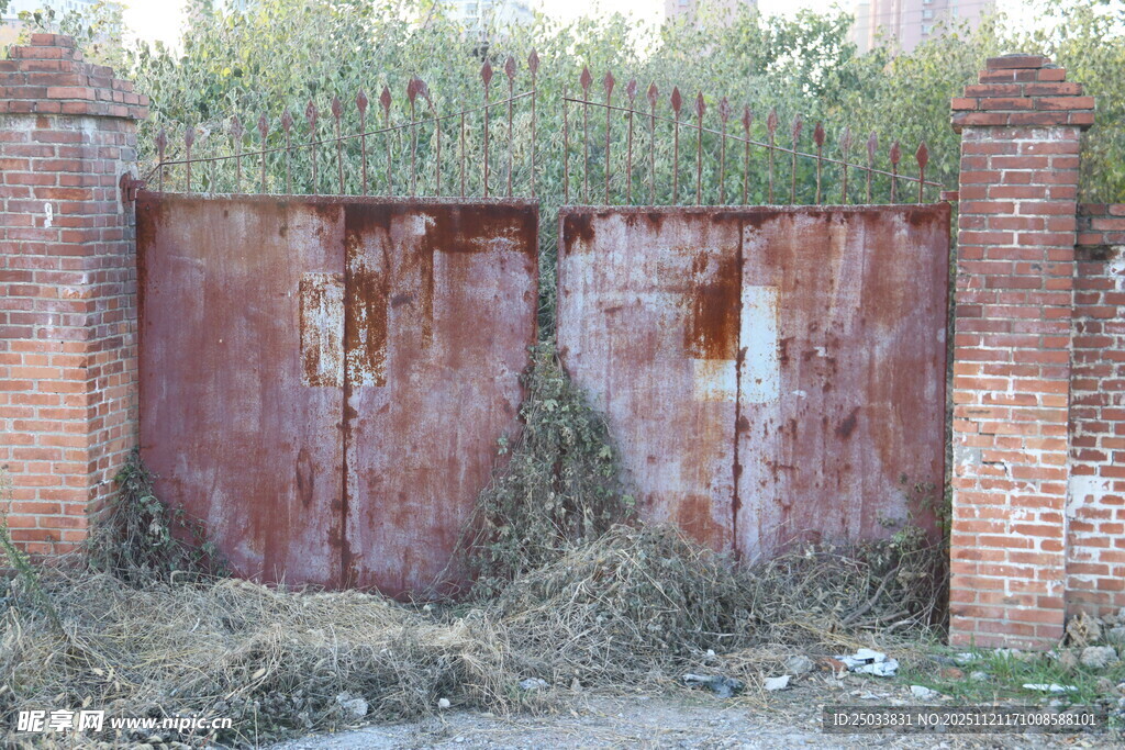 老旧生锈的红砖铁门