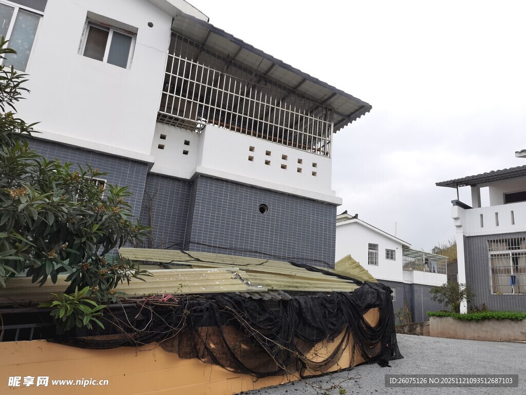 洪水侵袭下的居民楼