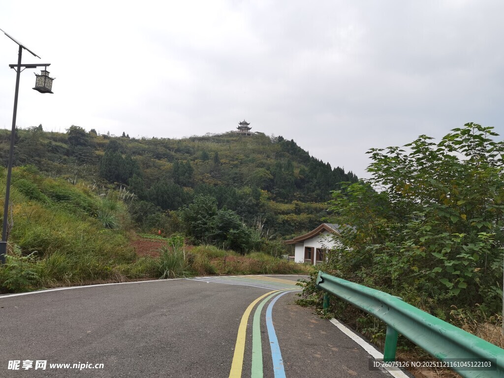 山间蜿蜒公路风景
