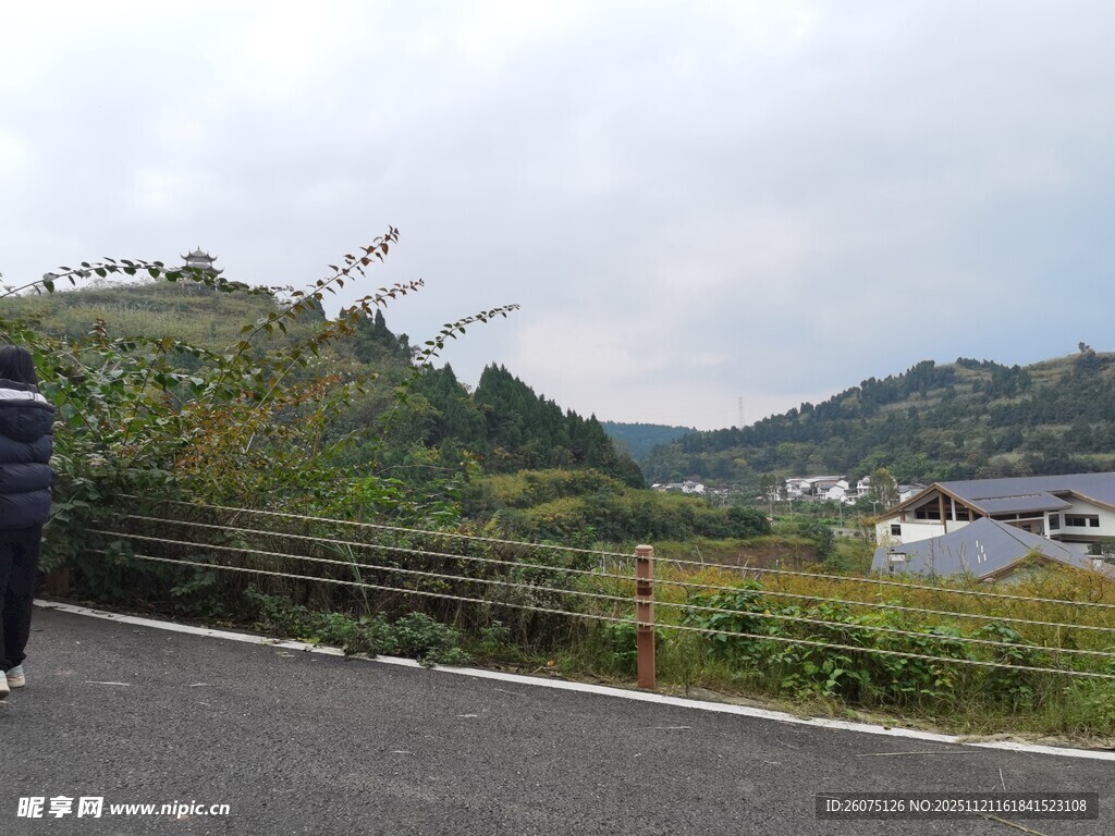 公路边的山水田园景致