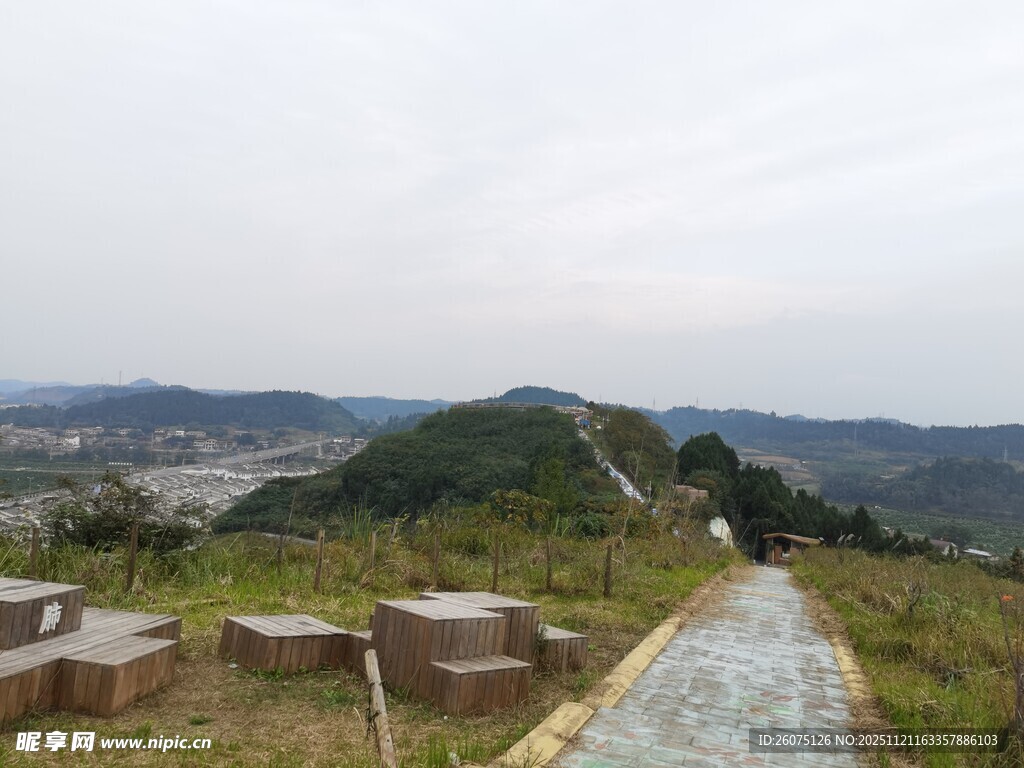 山间小径眺望远方美景