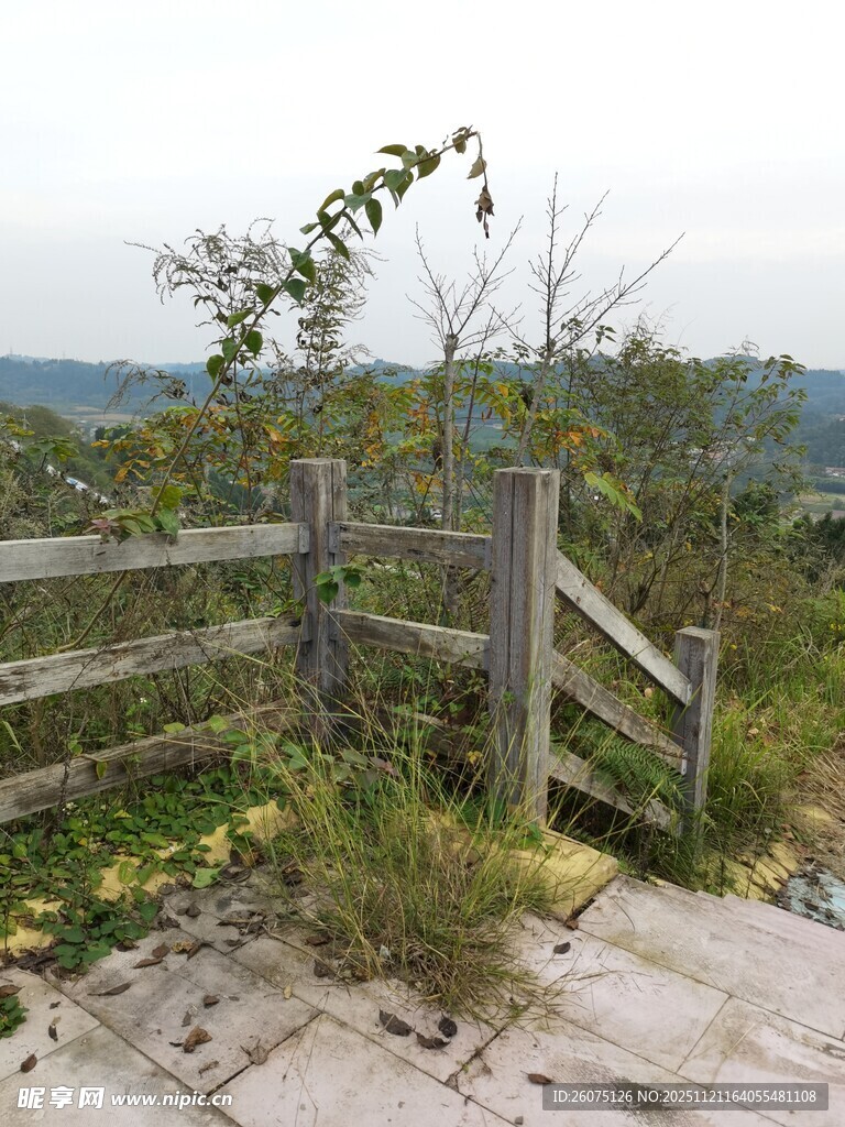 山间木栅栏与自然景致
