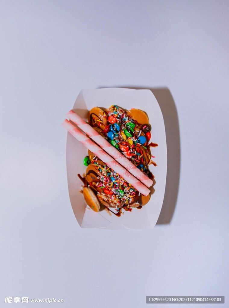 多彩糖果与吸管置于杯中