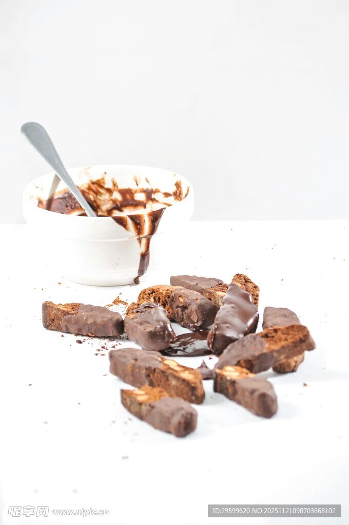 美味巧克力块与融化巧克力