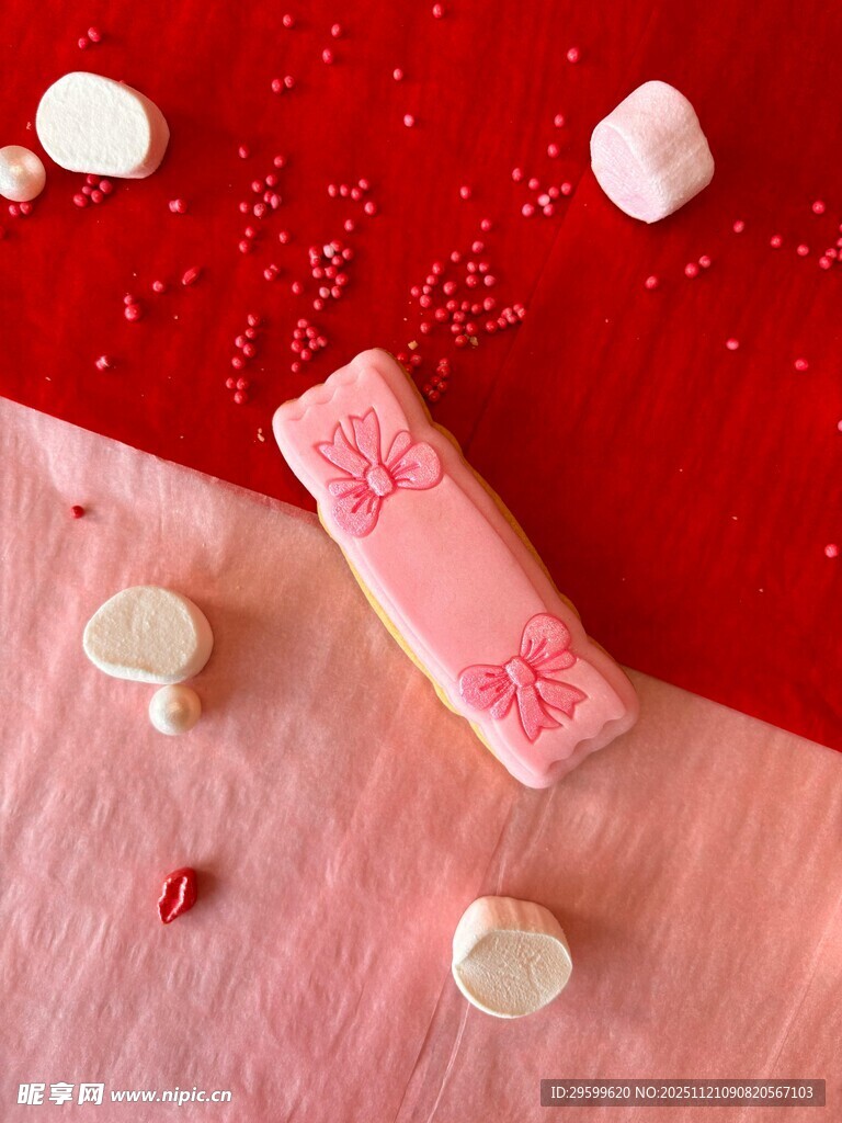 粉色糖果与棉花糖的组合