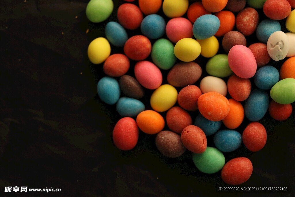 多彩糖果堆成甜蜜小堆