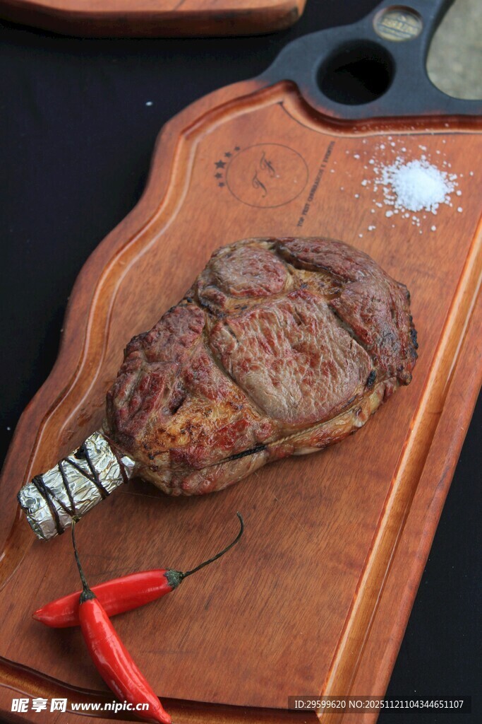 美味牛排置于特色砧板上