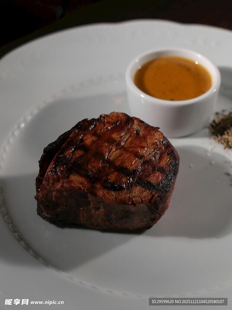 美味牛排搭配蘸酱