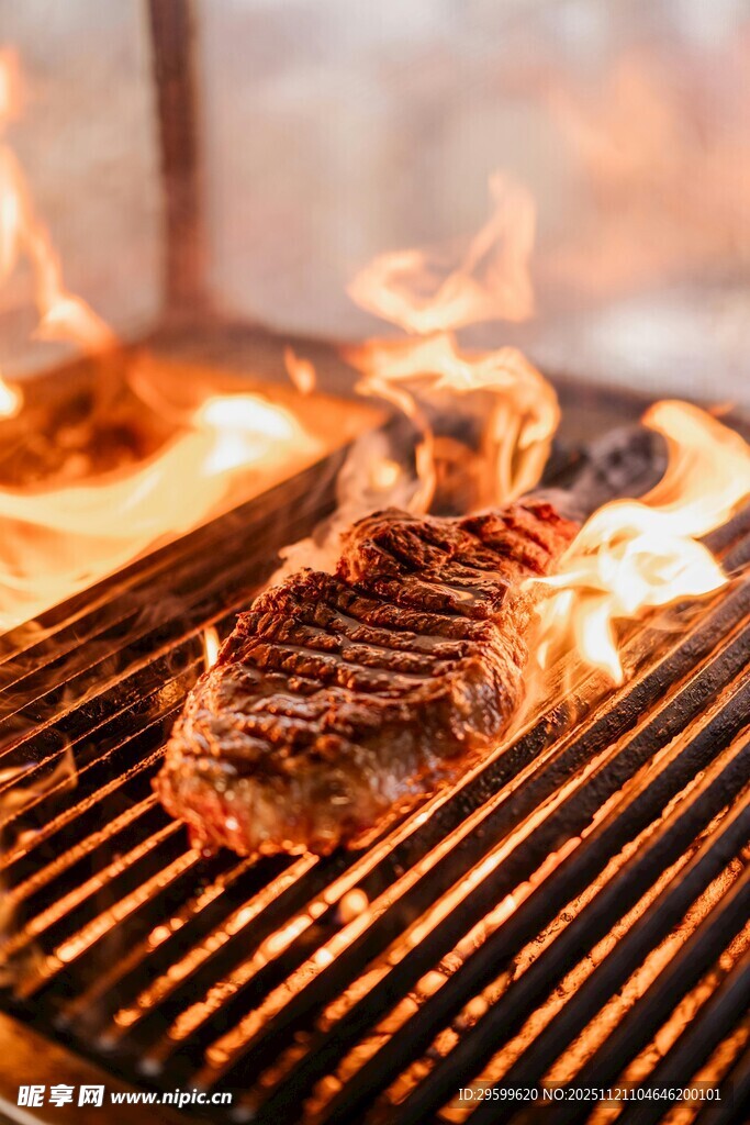 烤架上滋滋冒火的鲜嫩牛排