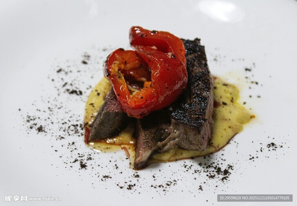 红椒配牛排美食摆盘