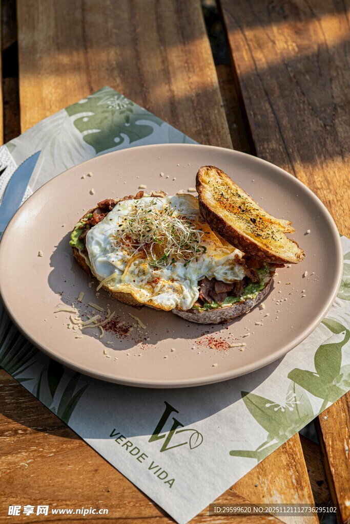 户外美味早餐拼盘