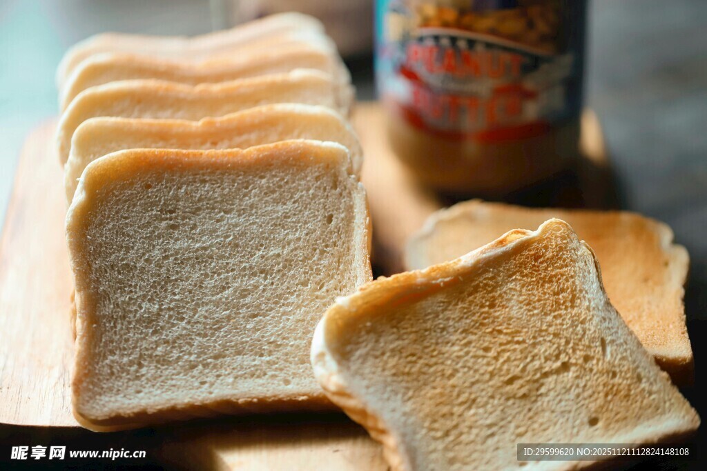 切片面包与调料瓶展示