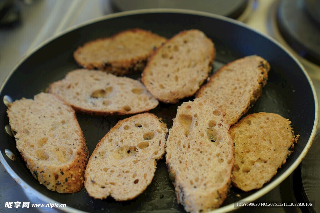 煎锅中的美味面包片