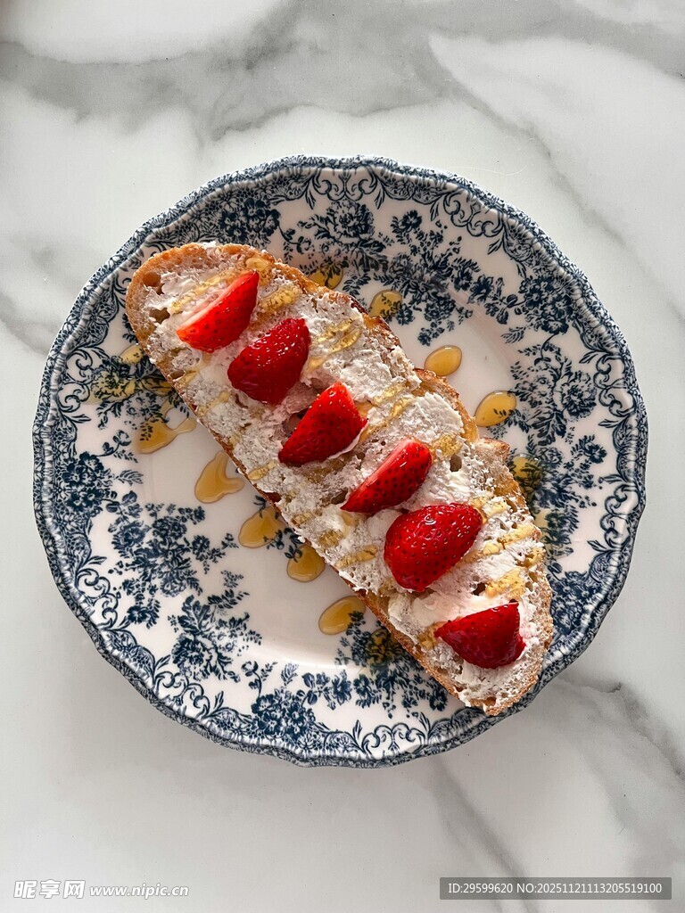 草莓装饰的精致糕点