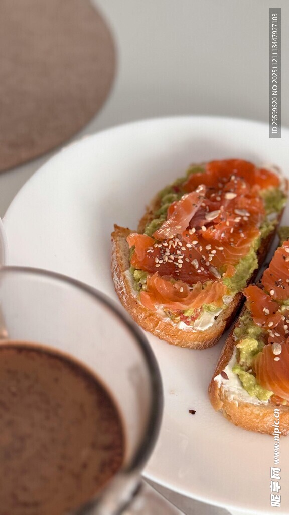 美味三明治搭配蘸酱