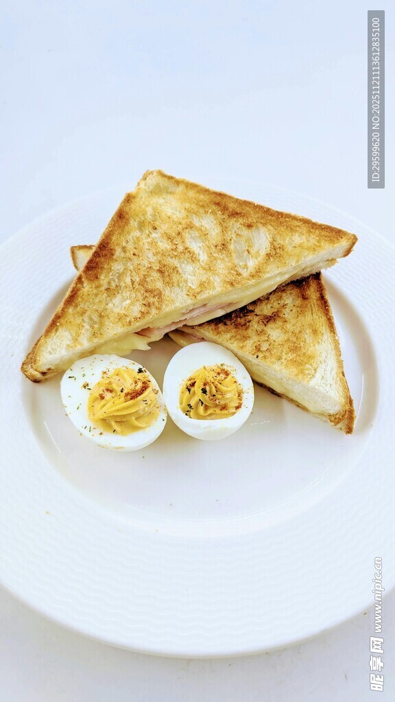烤吐司配水煮蛋早餐