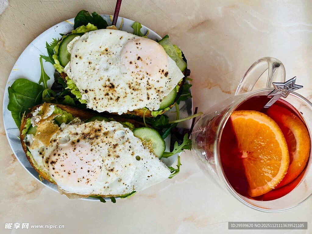 牛油果三明治与橙片茶饮