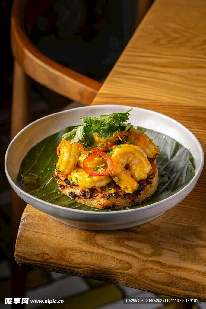 美味蛋料理置于木桌之上