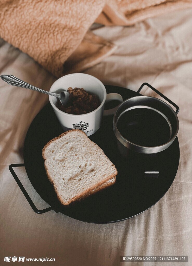 床上托盘上的早餐时光