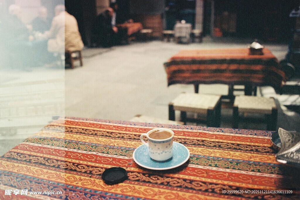 街边多彩桌布上的咖啡杯