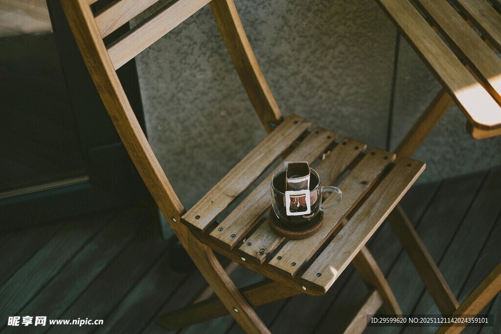 木椅上的复古相机