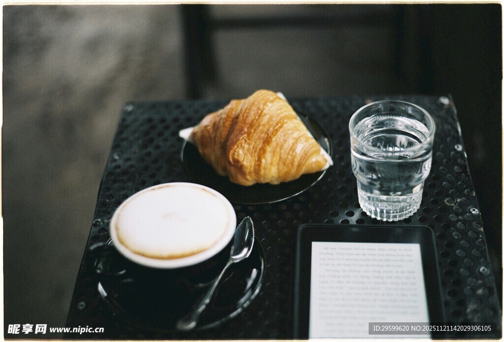 早餐桌上的面包与饮品