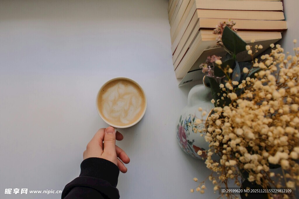 手捧咖啡与干花的惬意时刻