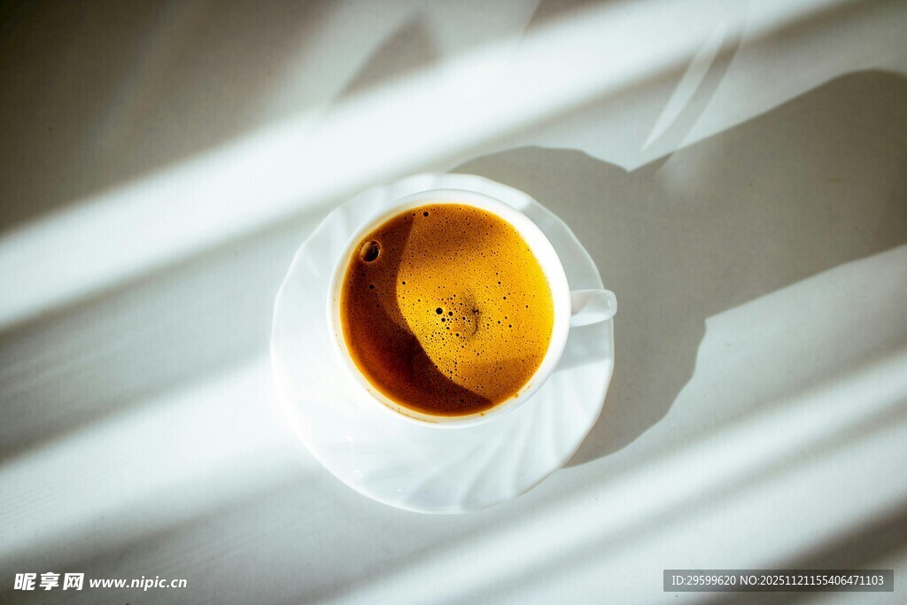 阳光下的咖啡杯